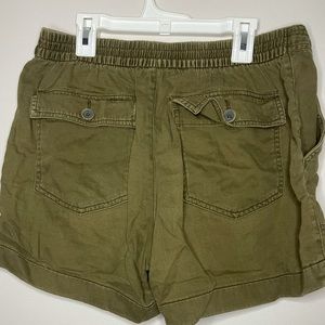 Green cargo shorts 2 pockets in front and back